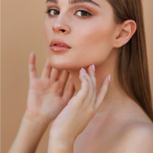 Definierte Jawline nach ästhetischer Behandlung mit Hyaluronsäure und Radiesse® zur Konturierung und Betonung der Kieferpartie Jawline